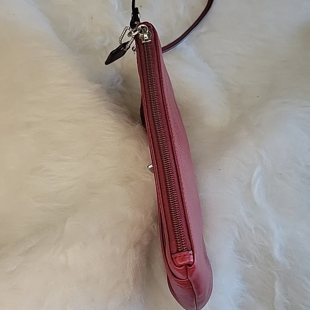 COACH Red Pebbled Leather Small Zippered Turn Lock‎ Preppy Wristlet Wallet Bag